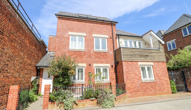 HERONS NEST, pet friendly, character holiday cottage in Lymington