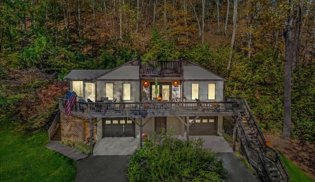 Herons Rest - riverfront, fire pit, wifi, deck, all seasons porch