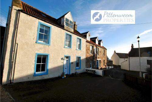 Herring House- Coastal Comfort in Pittenweem