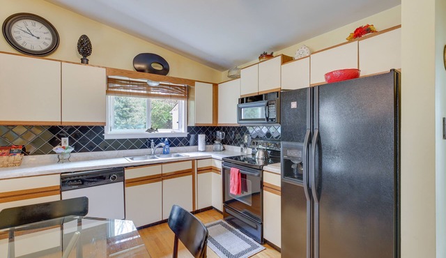 Herrington Lake Getaway w/Water-View Deck!