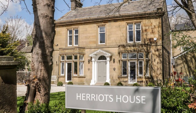 HERRIOTS HOUSE, pet friendly, luxury holiday cottage in Skipton