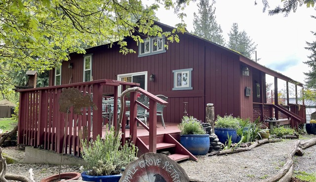 Herron Island Maple Grove Retreat-Dog Friendly