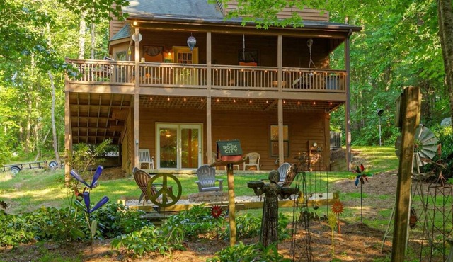 Hester`s Hideaway - Cozy, Rustic Mountain Cabin