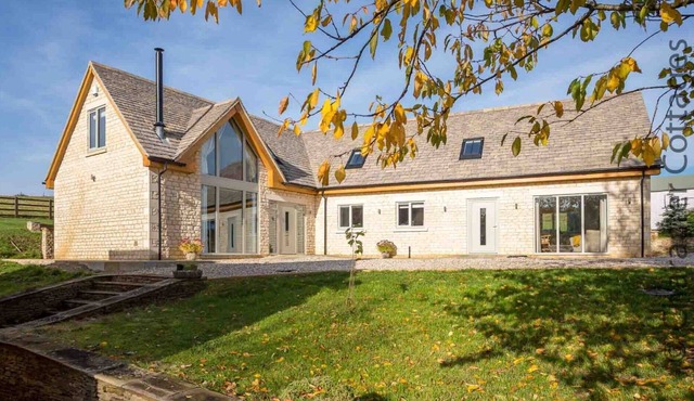 HETTY'S STABLES, family friendly, with open fire in Naunton