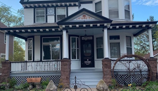 Hewitt Onion Tower Victorian charm in heart of Marquette- Cozy Fireplace