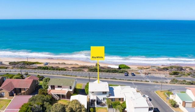 Hey Boomer - 2-8 Railway Tce, Port Elliot