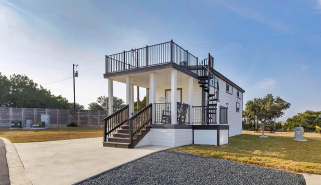 Hey Good Lucken - Tiny home with Rooftop Deck