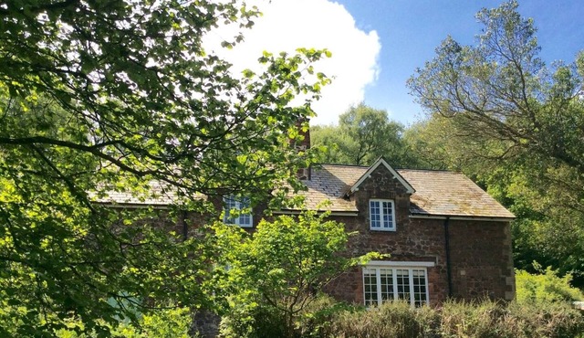 HEYDEN COTTAGE, pet friendly, character holiday cottage in Minehead