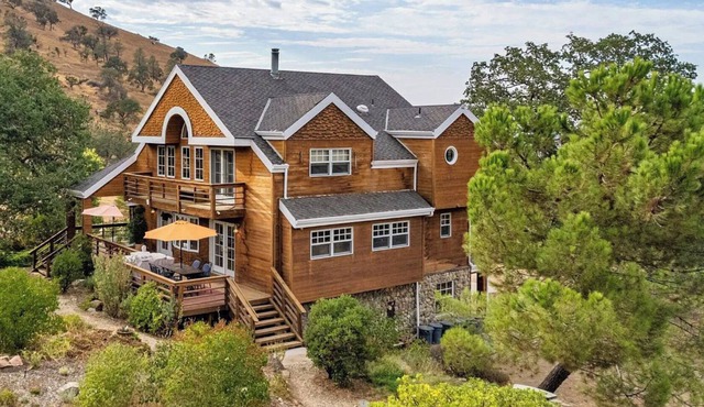 HGTV Cabin|18 Acres *Hot Tub/Game Room* Sleeps 12