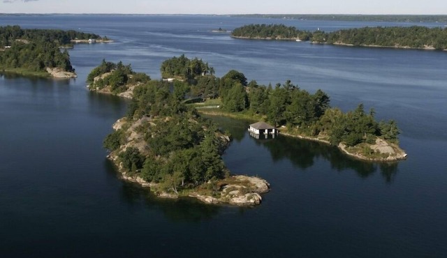 HGTV FEATURE 8 acre private island, tennis court, boathouse, kayaks,