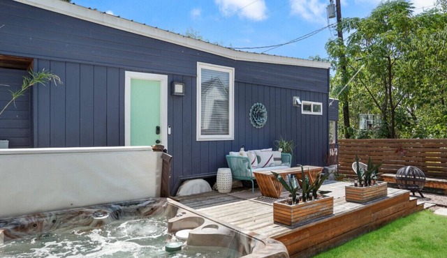 HGTV Featured Tiny Home w Hot Tub Near East 6th St