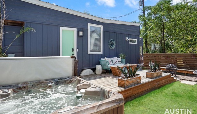HGTV Featured Tiny Home w Hot Tub Near East 6th St