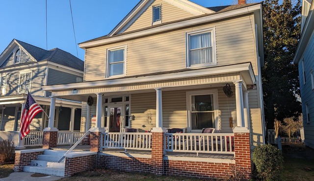 HGTV House! 2 Blocks to Beach- 2024 New Bathroom!