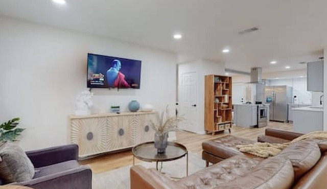 HGTV Inspired | Modern | .5mile To AT&T 10min Walk