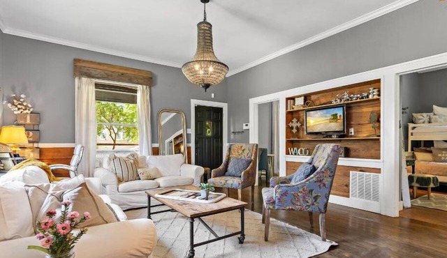 HGTV’s “LITTLE HOUSE” w/huge deck and grill