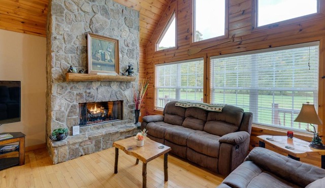 Hiawassee Riverfront Cabin 7 Mi to Lake Chatuge!