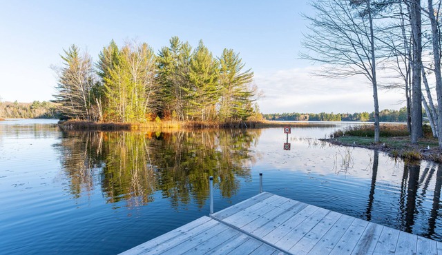 Hiawatha Snow'd Inn: Fall Colors and Lakeside Comfort Awaits