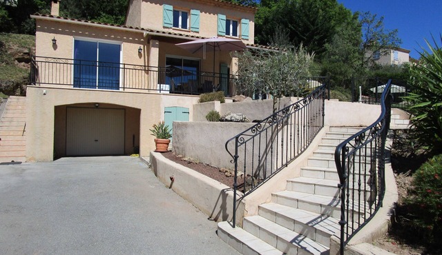 Hibernate in a Villa facing south and fenced 15 km from the Côte d'Azur. 6 adults + baby