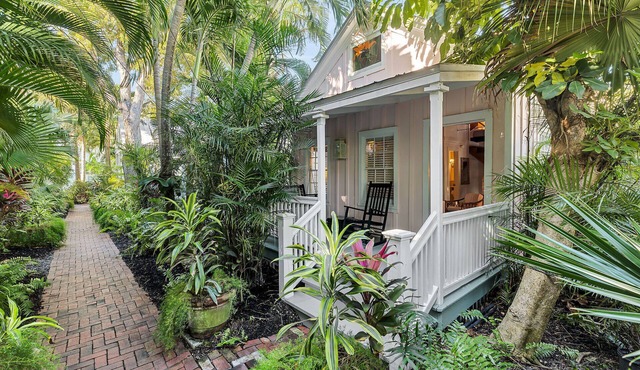 ~Hibiscus Cottage~ Adults Only cottage near Duval with shared pool