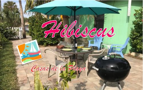 Hibiscus Cottage - Downtown and Steps to the Beach!