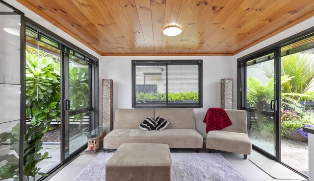 HIBISCUS HIDEAWAY - OREWA HOLIDAY HOME, family friendly in Red Beach