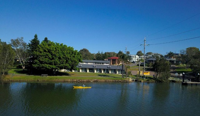 Hibiscus Lakeside Motel