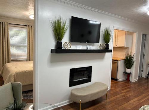 Hibiscus Retreat - Queen bed guest unit