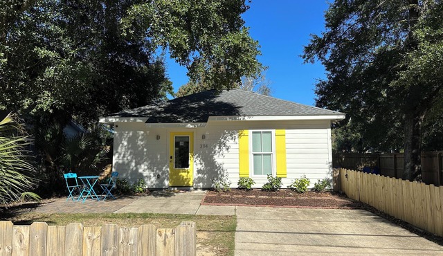 Hibiscus Sunrise Cottage - Walk to local dining & Bayou Texar, Close to downtown