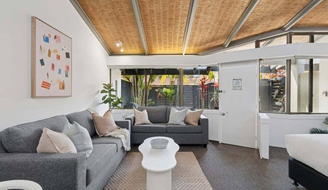 Hibiscus Villa - Spacious beachfront studio, private courtyard