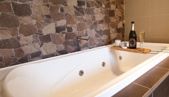 Hickey Vale Farm Lodge Newly built country Stay with Spa