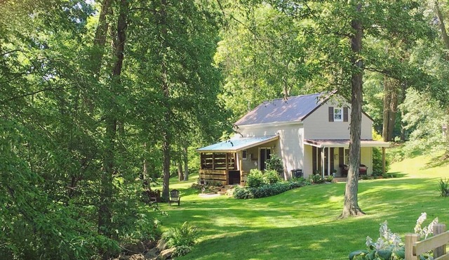 Hickory Creek Cottage - romantic getaway w/ hot tub, fireplace, open loft