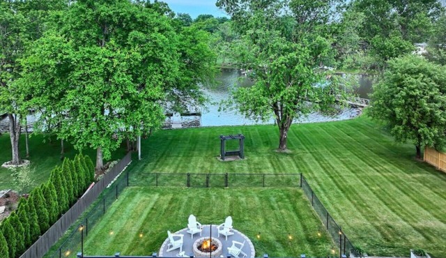 Hickory Dickory Dock - Nashville Lakefront Family Retreat
