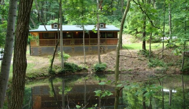 Hickory Grove Cabin On 8 Acres With Private Fishing Pond.