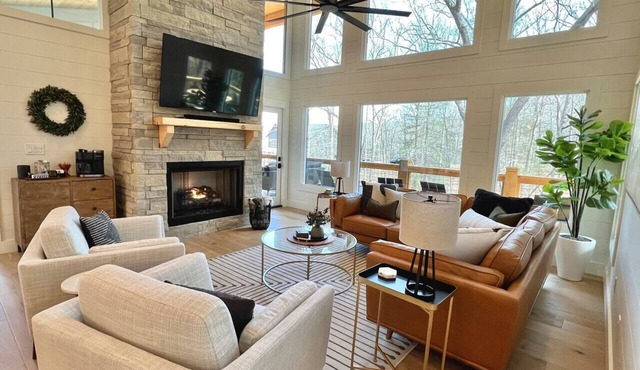 Hickory Grove Haven - New Build - Huge Decks & Spa