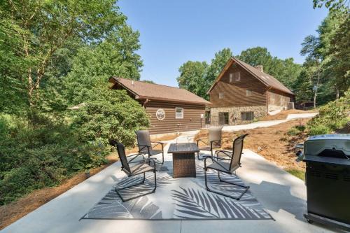 Hickory Hideaway Pet-Friendly Haven with Fire Pit!