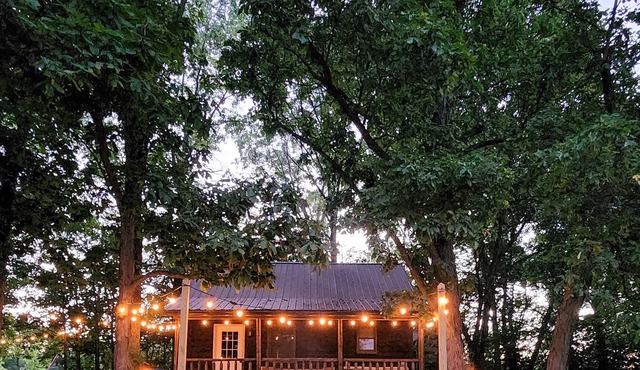 Hickory Lake Getaway- Cozy Cabin Overlooking a Private Lake