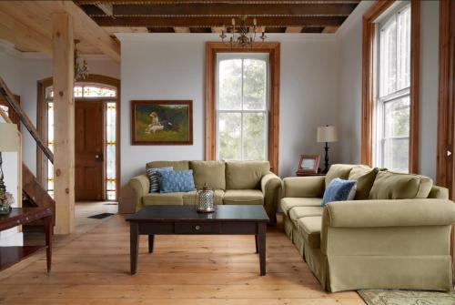 Hicks Holme - Beach Front Victorian