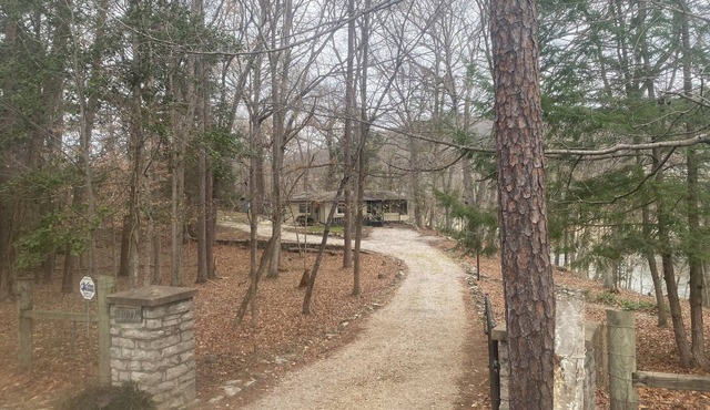 Hidden 2-bedroom Lake Cumberland cottage with lake view & access in Burnside KY