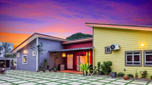 Hidden 4BR Cottage House Retreats (Free Parking)