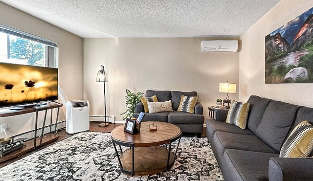 Hidden Academy Gem! 2 BR, 1BA w/AC! Sleeps 5
