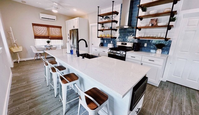 Hidden Beach Bungalow - Walk to the beach, shops and great eats!