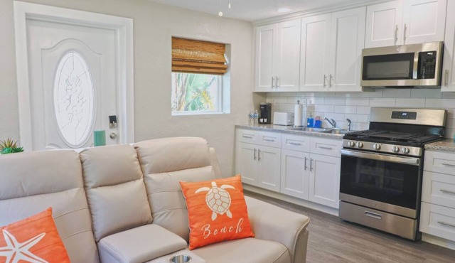 Hidden Beach Bungalow - Walking distance to the beach, shops and great eats!