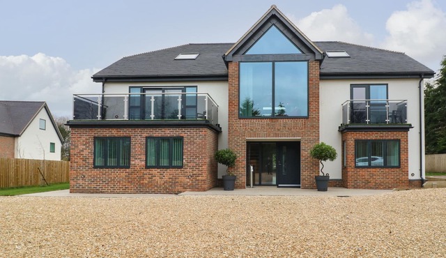 HIDDEN BROOK HOUSE, pet friendly, with hot tub in Frilford