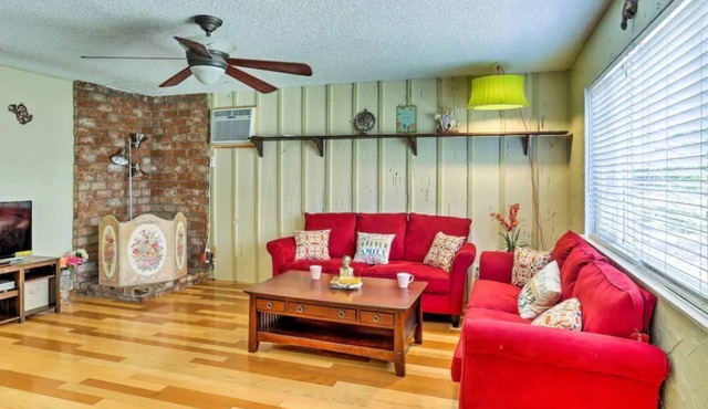 Hidden Charm- 3 bed-2 Bath, Pool & Game room