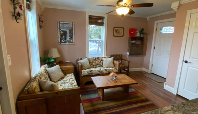 Hidden Charm Suites - Cheerful Suite, Downtown Retreat