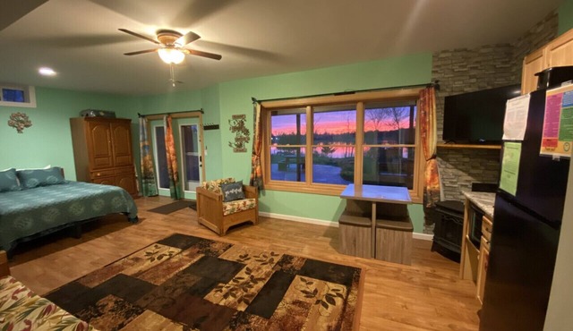 Hidden Charm Suites - Grateful Suite Lake Retreat