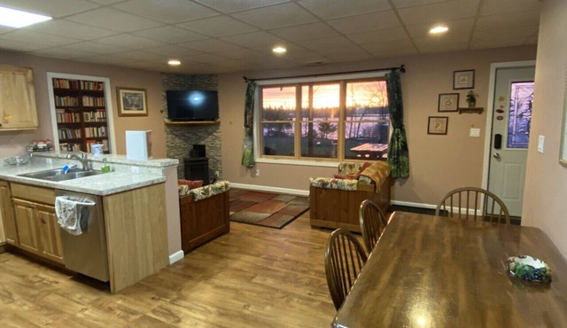 Hidden Charm Suites - Peaceful Suite Lake Retreat