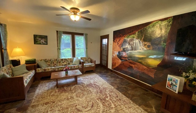 Hidden Charm Suites - TNT Suite, Downtown Retreat