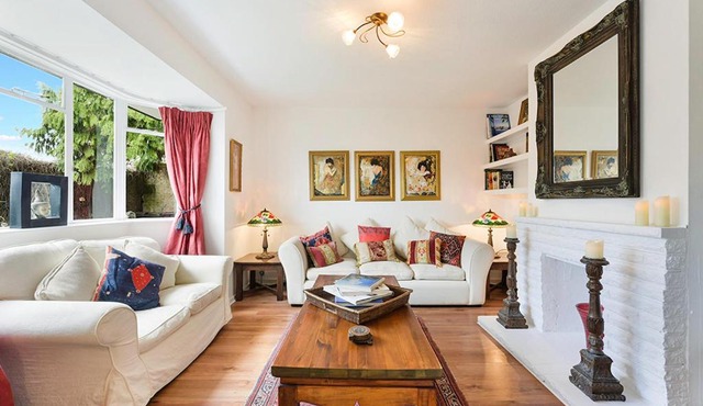 Hidden Cottage with Parking in Esher Surrey - Pass the Keys