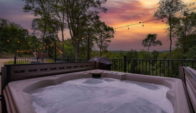 Hidden Creek Hideaway - Cozy Log Cabin w/Hot Tub, Fire Pit & Scenic Views